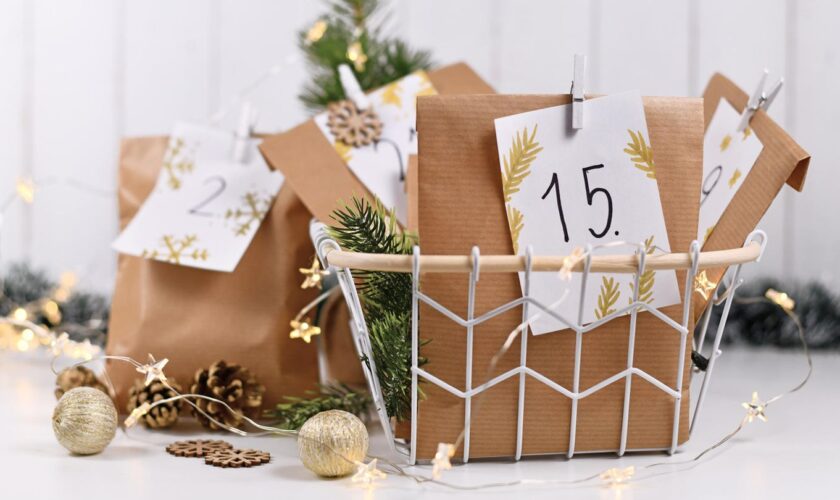 Welchen Adventskalender soll ich verschenken? Ein Adventskalender steht auf einem Tisch