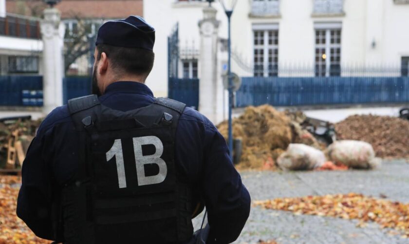 Colère des agriculteurs : la mobilisation se poursuit pour une deuxième semaine, préfectures et poids lourds ciblés