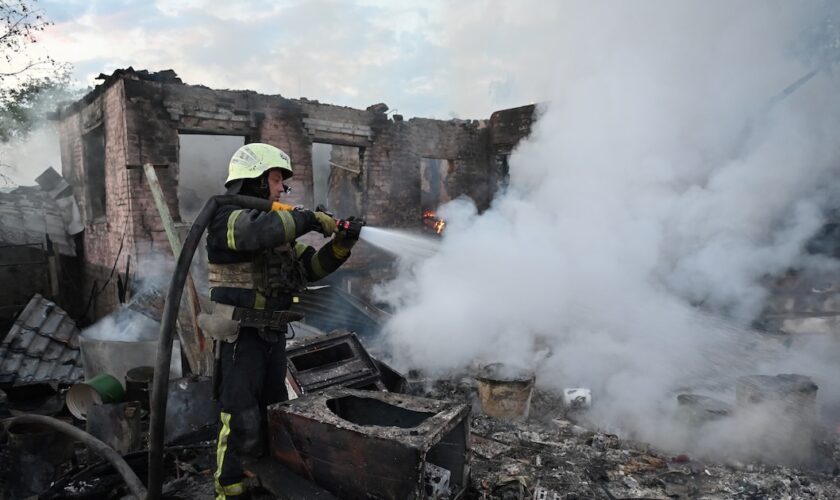 Des pompiers éteignent un incendie après une attaque de drones russes dans les environs de Kharkiv, le 21 mai 2024 en Ukraine