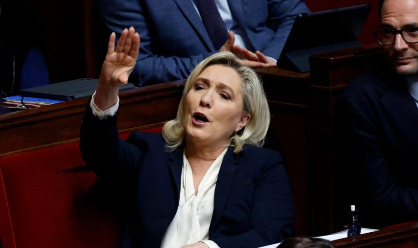 Marine Le Pen dénonce l’argument « gros rouge qui tache » de Bruno Retailleau face à la censure