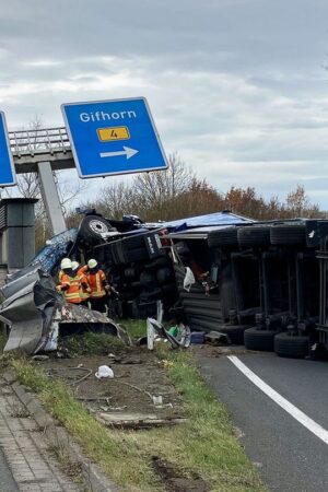 Auch am Tag nach dem Lkw-Unfall blieb die Autobahnabfahrt im Kreuz Braunschweig-Nord lange gesperrt. Foto: -/Feuerwehr Braunschw