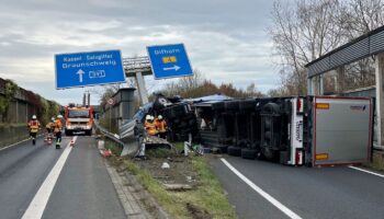 Auch am Tag nach dem Lkw-Unfall blieb die Autobahnabfahrt im Kreuz Braunschweig-Nord lange gesperrt. Foto: -/Feuerwehr Braunschw