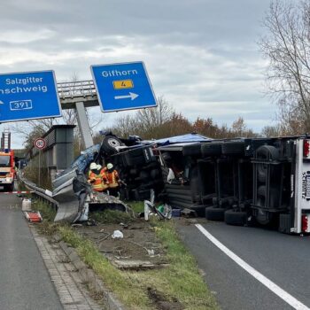 Auch am Tag nach dem Lkw-Unfall blieb die Autobahnabfahrt im Kreuz Braunschweig-Nord lange gesperrt. Foto: -/Feuerwehr Braunschw