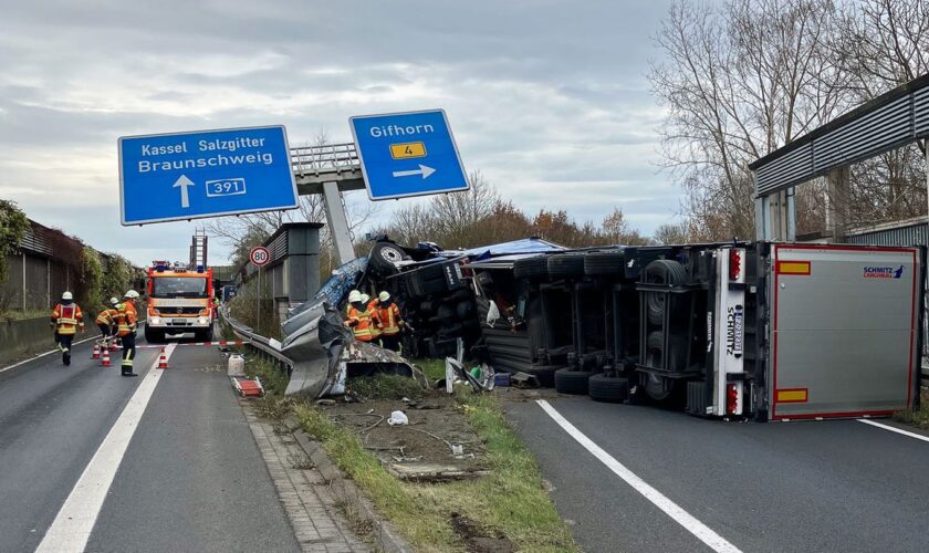 Auch am Tag nach dem Lkw-Unfall blieb die Autobahnabfahrt im Kreuz Braunschweig-Nord lange gesperrt. Foto: -/Feuerwehr Braunschw