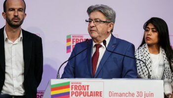 Jean-Luc Mélenchon (c), leader du parti de gauche La France Insoumise (LFI) et membre du Nouveau Front populaire (NFP), entouré de l'eurodéputée Rima Hassan (d) et du député LFI Manuel Bompard, après l'annonce des résultats du 1er tour des législatives à La Faïencerie, le 30 juin 2024 à Paris