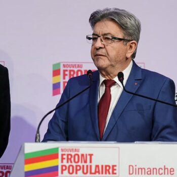 Jean-Luc Mélenchon (c), leader du parti de gauche La France Insoumise (LFI) et membre du Nouveau Front populaire (NFP), entouré de l'eurodéputée Rima Hassan (d) et du député LFI Manuel Bompard, après l'annonce des résultats du 1er tour des législatives à La Faïencerie, le 30 juin 2024 à Paris