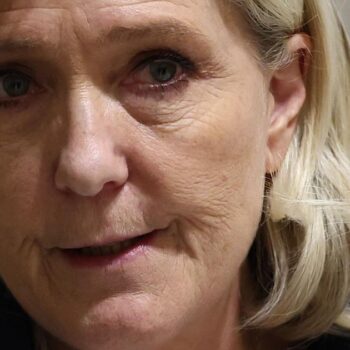 Marine Le Pen tient dans ses mains le sort de la Vᵉ République