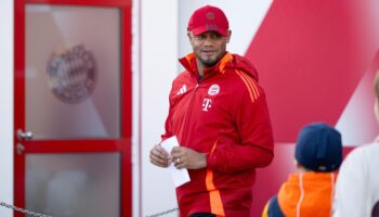 Champions League: Bayern-Coach Vincent Kompany hält einen Zettel in der Hand