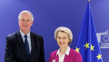 La présidente de la Commission européenne Ursula von der Leyen (D) et le Premier ministre français Michel Barnier, à Bruxelles le 13 novembre 2024