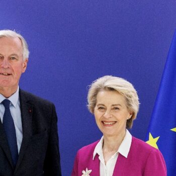 La présidente de la Commission européenne Ursula von der Leyen (D) et le Premier ministre français Michel Barnier, à Bruxelles le 13 novembre 2024