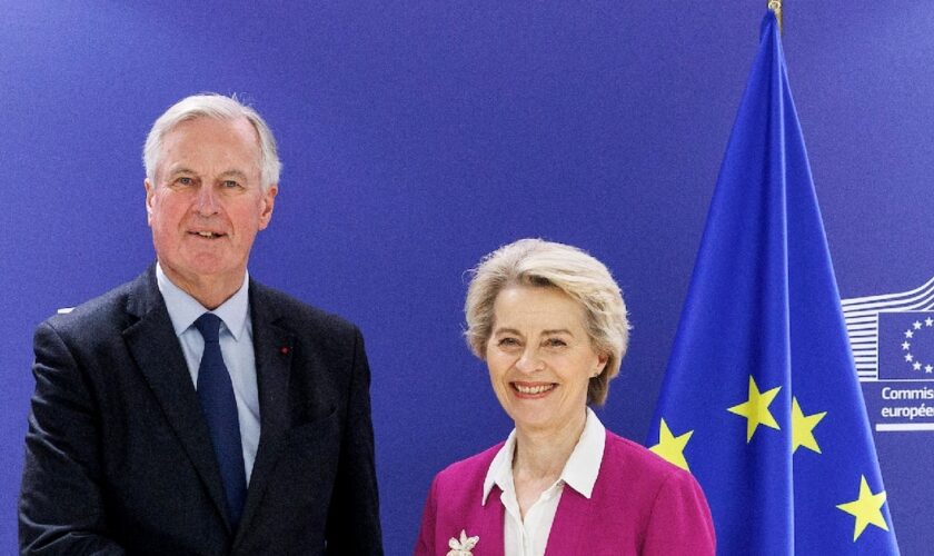 La présidente de la Commission européenne Ursula von der Leyen (D) et le Premier ministre français Michel Barnier, à Bruxelles le 13 novembre 2024