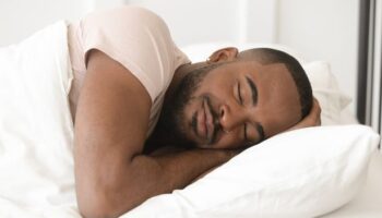 Going to sleep at same time every night can reduce your risk of a stroke