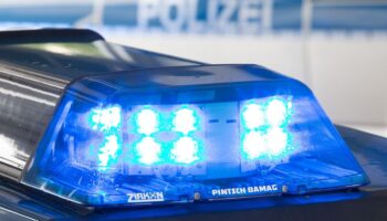 An einer Schule in Großenlüder wurde ein reizender Stoff versprüht. Das hieß: Großeinsatz für Polizei und Feuerwehr. (Symbolbild