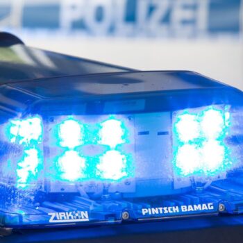 An einer Schule in Großenlüder wurde ein reizender Stoff versprüht. Das hieß: Großeinsatz für Polizei und Feuerwehr. (Symbolbild