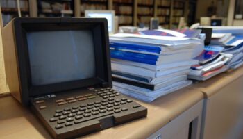 Il suffit de dire "minitel" pour renvoyer aussitôt à une décennie passée, avec ses modes vestimentaires, ses musiques, ses films emblématiques...