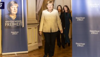 Angela Merkel im Deutschen Theater: „Man würde sagen, die hat uns belogen“