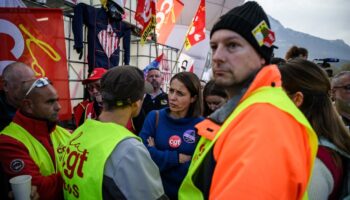 La secrétaire générale de la CGT Sophie Binet (c) et des salariés de Vencorex en grève, le 7 novembre 2024 à Pont-de-Claix, en Isère