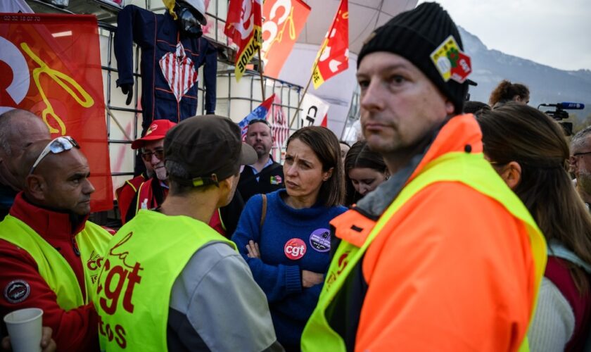 La secrétaire générale de la CGT Sophie Binet (c) et des salariés de Vencorex en grève, le 7 novembre 2024 à Pont-de-Claix, en Isère