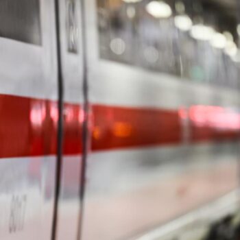 Blitzeinschlag führt zu massivem Chaos im Bahnverkehr – Diese Strecken sind betroffen