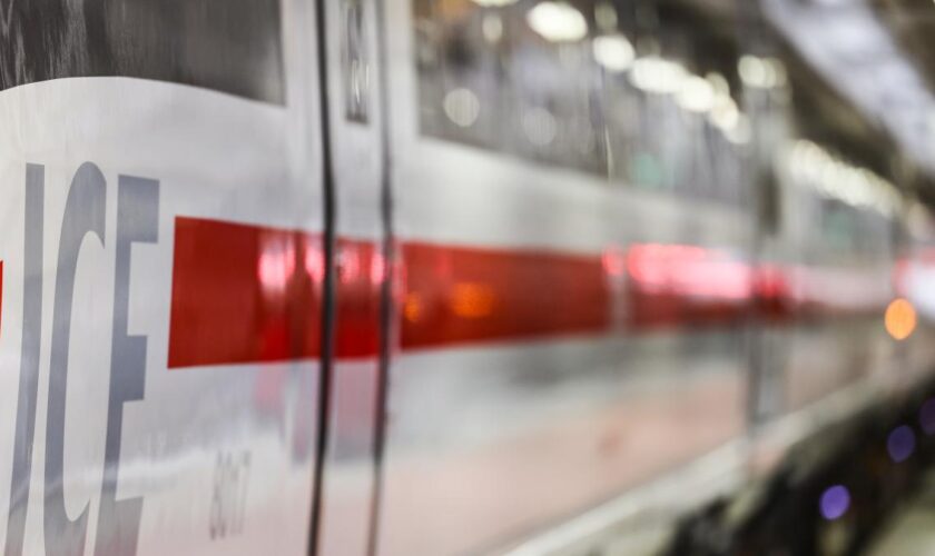 Blitzeinschlag führt zu massivem Chaos im Bahnverkehr – Diese Strecken sind betroffen