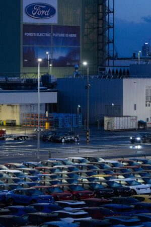 Elektroautos vom Typ Explorer stehen auf dem Werksgelände der Ford-Werke in Köln-Niehl. Foto: Rolf Vennenbernd/dpa