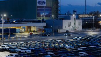 Elektroautos vom Typ Explorer stehen auf dem Werksgelände der Ford-Werke in Köln-Niehl. Foto: Rolf Vennenbernd/dpa