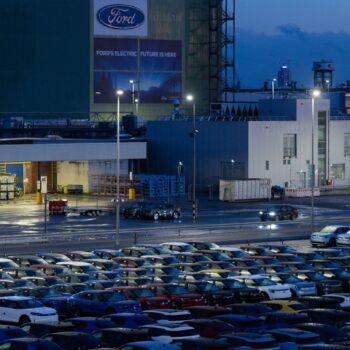 Elektroautos vom Typ Explorer stehen auf dem Werksgelände der Ford-Werke in Köln-Niehl. Foto: Rolf Vennenbernd/dpa