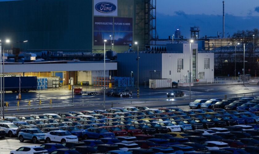 Elektroautos vom Typ Explorer stehen auf dem Werksgelände der Ford-Werke in Köln-Niehl. Foto: Rolf Vennenbernd/dpa