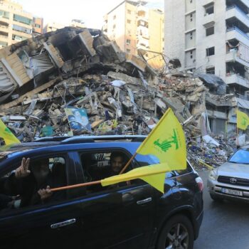 Des automobilistes défilent avec le drapeau du Hezbollah dans la banlieue sud de Beyrouth, après l'entrée en vigueur d'un cessez-le-feu entre Israël et le Hezbollah, le 27 novembre 2024 au Liban