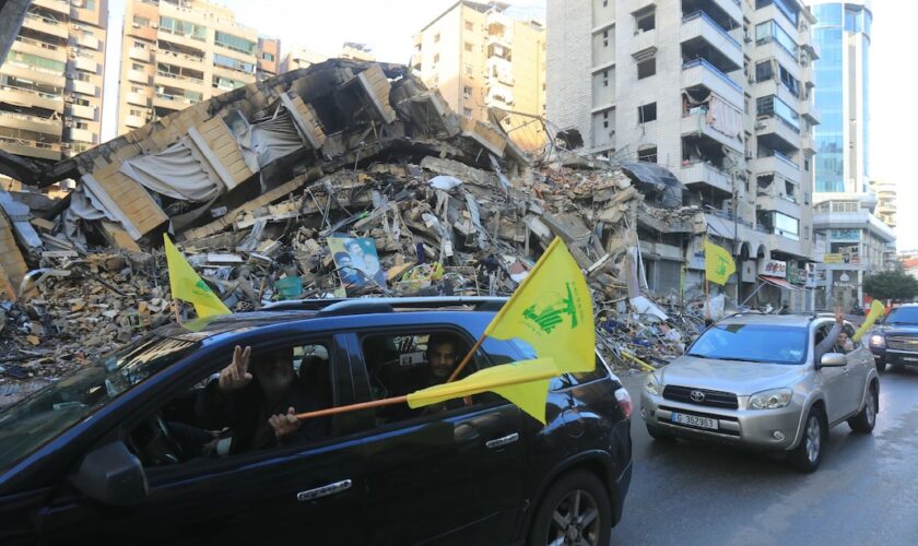 Des automobilistes défilent avec le drapeau du Hezbollah dans la banlieue sud de Beyrouth, après l'entrée en vigueur d'un cessez-le-feu entre Israël et le Hezbollah, le 27 novembre 2024 au Liban