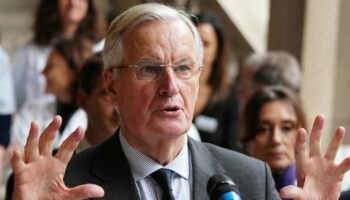 Le Premier ministre Michel Barnier à l'hôpital de l'Hôtel-Dieu à Paris, le 25 novembre 2024