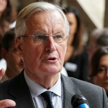 Le Premier ministre Michel Barnier à l'hôpital de l'Hôtel-Dieu à Paris, le 25 novembre 2024