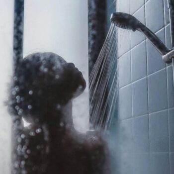 Des médecins se prononcent sur la question du pipi sous la douche