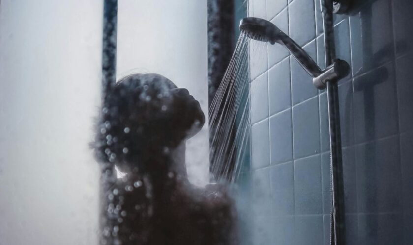 Des médecins se prononcent sur la question du pipi sous la douche