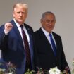 Le président américain Donald Trump arrive avec le Premier ministre israélien Benyamin Netanyahou (à droite), avant que le ministre des Affaires étrangères de Bahreïn Abdullatif al-Zayani et le ministre des Affaires étrangères Abdullah bin Zayed Al-Nahyan ne participent à la signature des accords d'Abraham où les pays de Bahreïn et des Émirats arabes unis reconnaissent Israël, sur la pelouse sud de la Maison Blanche à Washington, DC, le 15 septembre 2020.