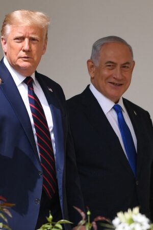 Le président américain Donald Trump arrive avec le Premier ministre israélien Benyamin Netanyahou (à droite), avant que le ministre des Affaires étrangères de Bahreïn Abdullatif al-Zayani et le ministre des Affaires étrangères Abdullah bin Zayed Al-Nahyan ne participent à la signature des accords d'Abraham où les pays de Bahreïn et des Émirats arabes unis reconnaissent Israël, sur la pelouse sud de la Maison Blanche à Washington, DC, le 15 septembre 2020.