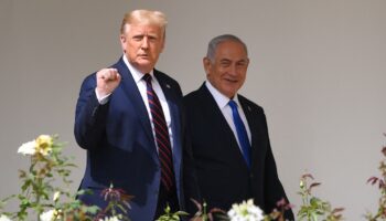 Le président américain Donald Trump arrive avec le Premier ministre israélien Benyamin Netanyahou (à droite), avant que le ministre des Affaires étrangères de Bahreïn Abdullatif al-Zayani et le ministre des Affaires étrangères Abdullah bin Zayed Al-Nahyan ne participent à la signature des accords d'Abraham où les pays de Bahreïn et des Émirats arabes unis reconnaissent Israël, sur la pelouse sud de la Maison Blanche à Washington, DC, le 15 septembre 2020.