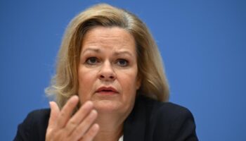 Innenministerin rät zur Wachsamkeit auf dem Weihnachtsmarkt – „Inbegriff westlicher Kultur“