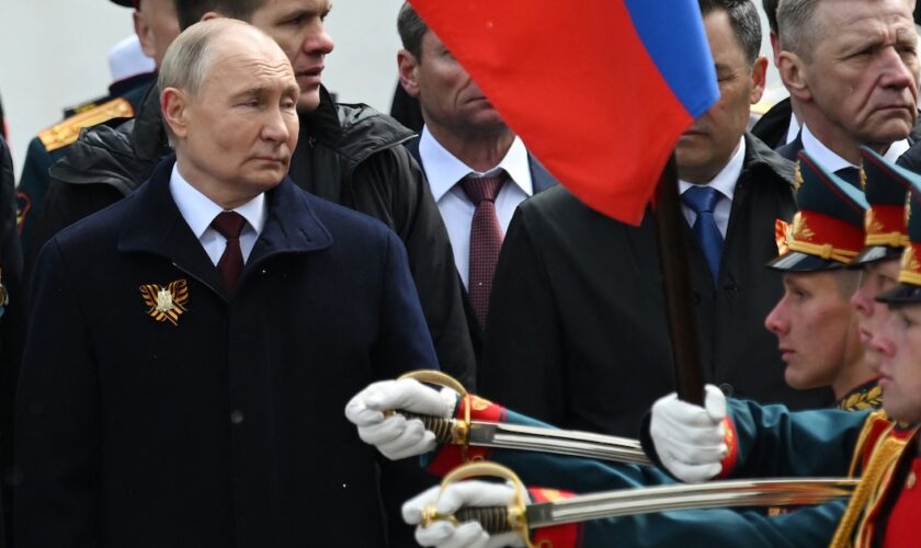 Sur cette photo diffusée par l'agence d'État russe Sputnik, le président russe Vladimir Poutine et des dirigeants étrangers déposent des fleurs sur la tombe du soldat inconnu près du mur du Kremlin après le défilé militaire du Jour de la Victoire dans le centre de Moscou, le 9 mai 2024.