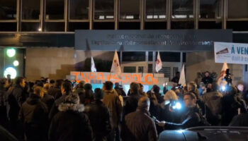 Des agriculteurs manifestent dans Paris et murent l’entrée de l’Institut national de la recherche agronomique