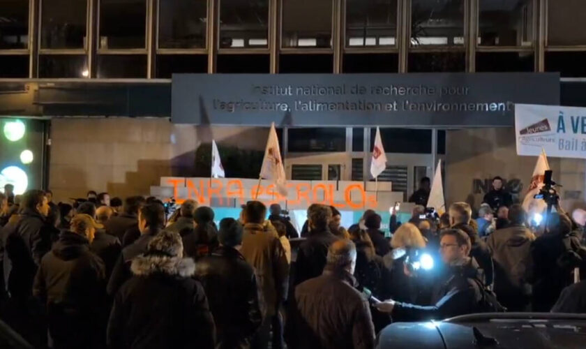 Des agriculteurs manifestent dans Paris et murent l’entrée de l’Institut national de la recherche agronomique