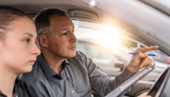 Nail parallel parking with driving instructor's 'nice' and easy method