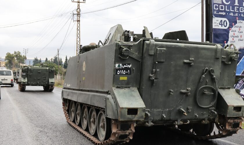 Des blindés de l'armée libanaise en patrouille au sud du fleuve Litani, près de la ville méridionale de Tyr, au Liban, après le cessez-le-feu entre Israël et le Hezbollah, le 27 novembre 2024