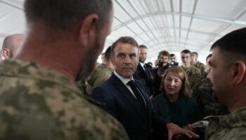 Le président français Emmanuel Macron rencontre des soldats ukrainiens, lors d'une visite dans un camp d'entraînement militaire, le 9 octobre 2024 dans l'est de la France