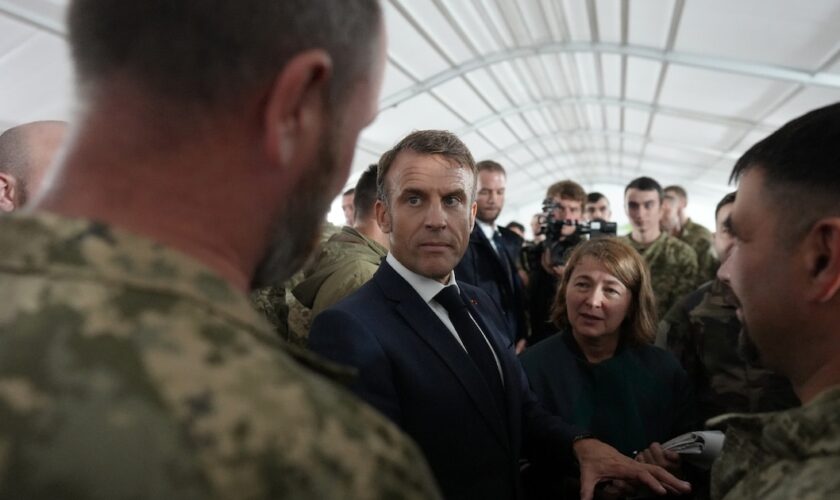 Le président français Emmanuel Macron rencontre des soldats ukrainiens, lors d'une visite dans un camp d'entraînement militaire, le 9 octobre 2024 dans l'est de la France