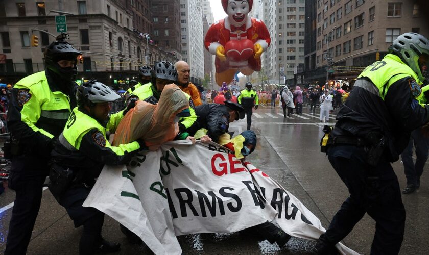 Anti-Israel protesters disrupt Macy's Thanksgiving Day Parade