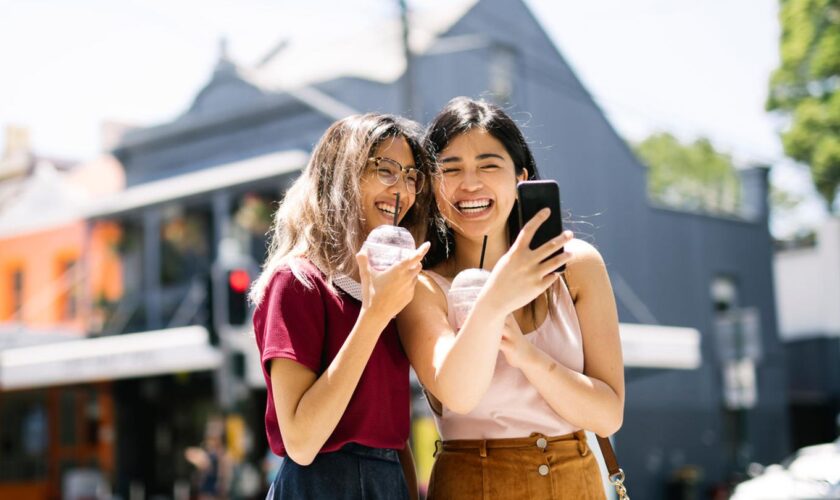 Instagram: Zwei Mädchen posieren für ein Selfie