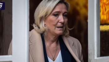 Le Pen treibt die Regierung Barnier vor sich her