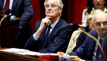 Face à un impossible budget et à une possible chute du gouvernement, la France “dos au mur”