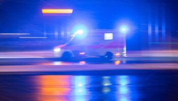 Eine Frau verunglückt mit ihrem Wagen auf einer Autobahn. (Archivbild) Foto: Sebastian Gollnow/dpa